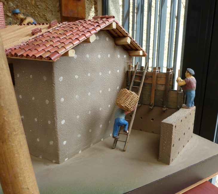 Artas. Comice 2013. Construction d'une maison en pisé.