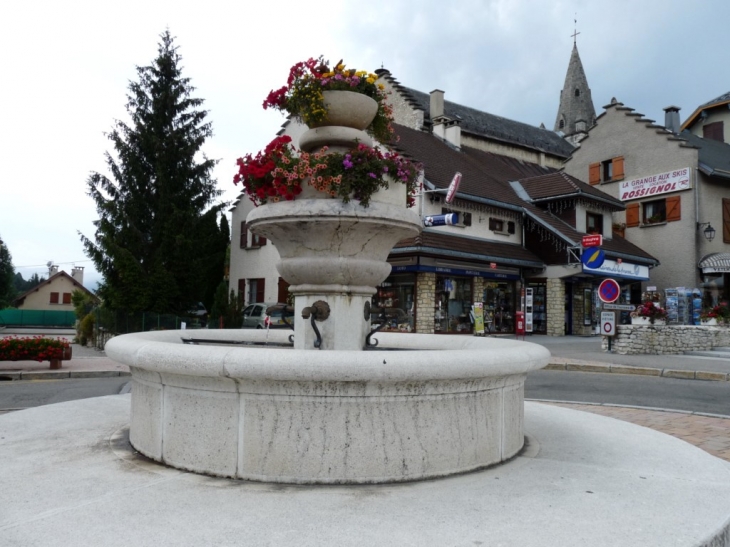 La fontaine sur la place du village - Autrans