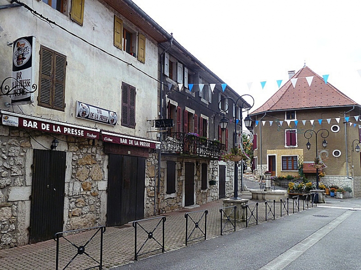 La rue principale - Entre-deux-Guiers