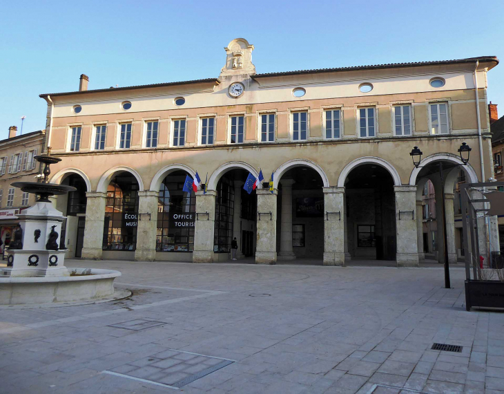 Place Antoine Dubost : les halles (office de tourisme) - La Tour-du-Pin