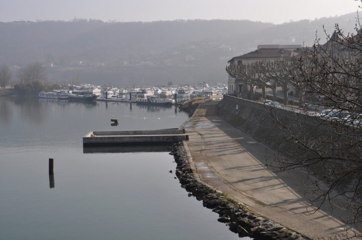 Le Quai du Rhône - Les Roches-de-Condrieu