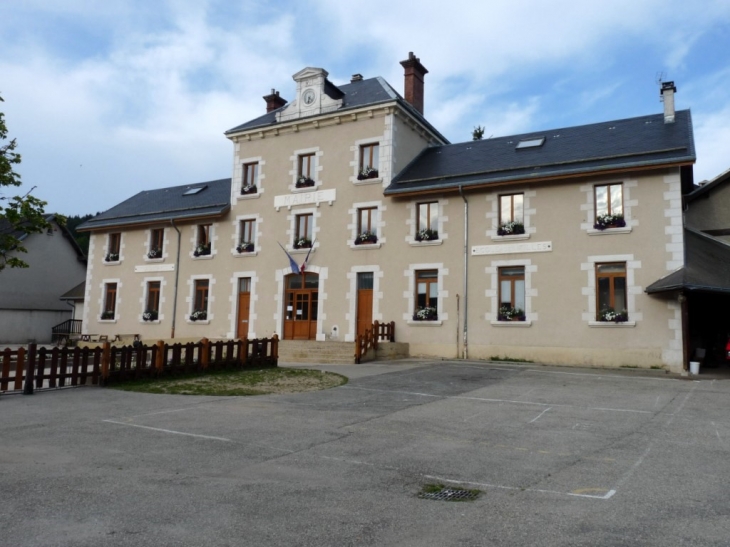 La mairie et les écoles  - Méaudre