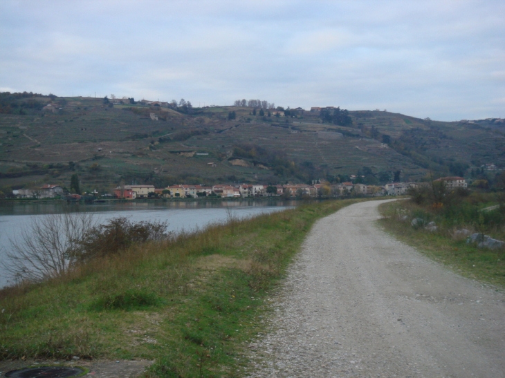 Chemin touristique vers condrieu - Saint-Clair-du-Rhône