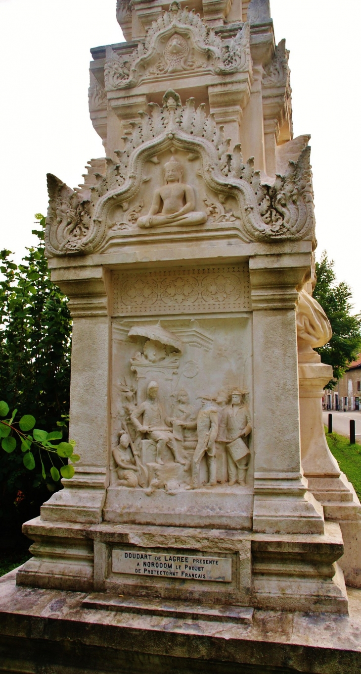 Monument Dédié A Ernest Doudart-de-la-Grée ( Explorateur ) - Saint-Vincent-de-Mercuze