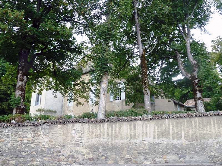 Le château derrière le mur - Sinard