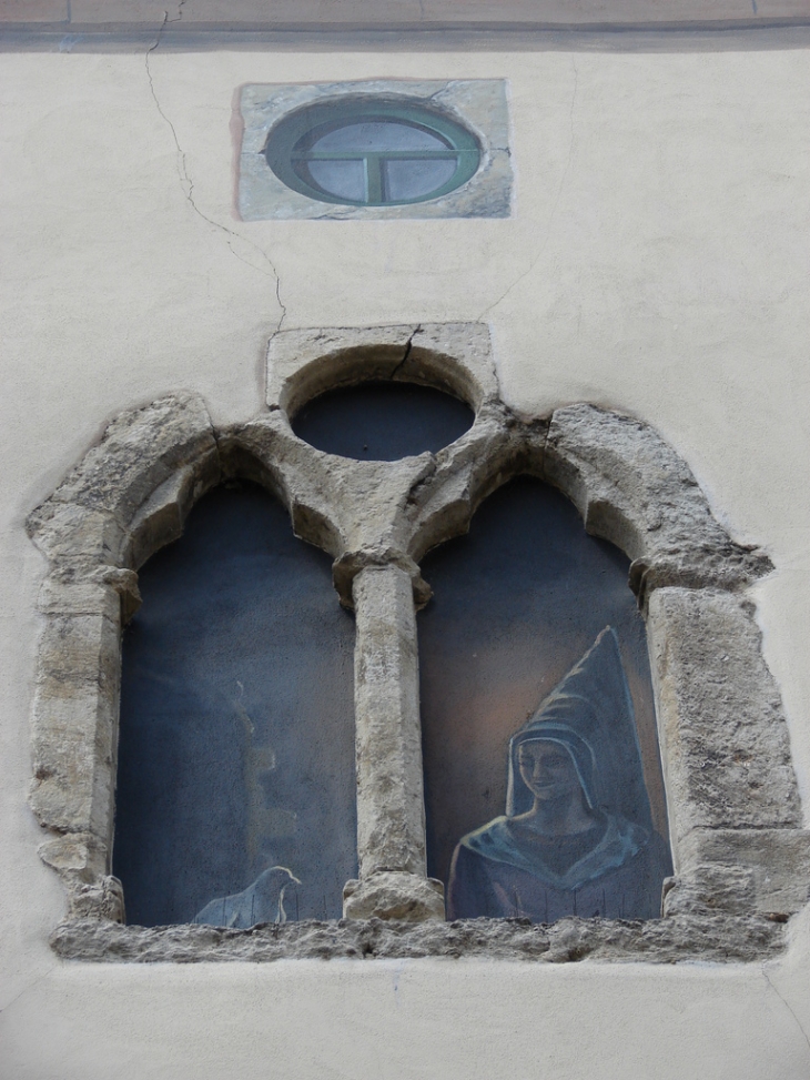 Fenêtre ancienne et trompe l'oeil (près de la fresque) - Vienne