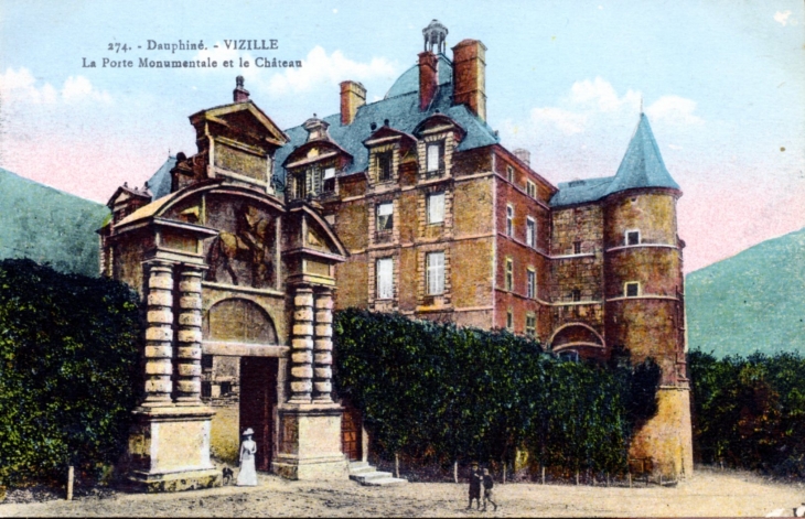 La porte monumentale et le château, vers 1920 (carte postale ancienne). - Vizille