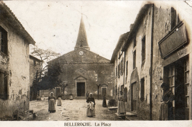 Carte postale de la place de Belleroche circulé en 1923