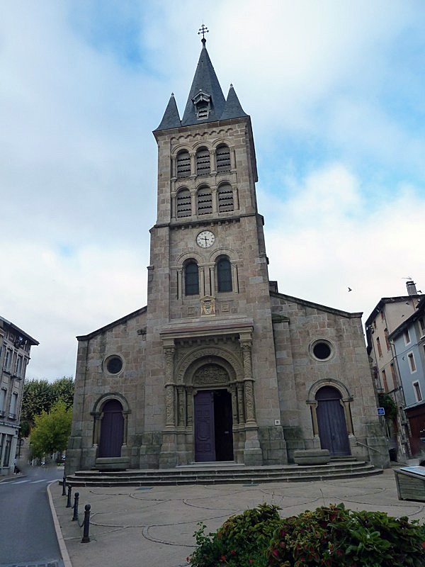 L'entrée de l'église - Bourg-Argental