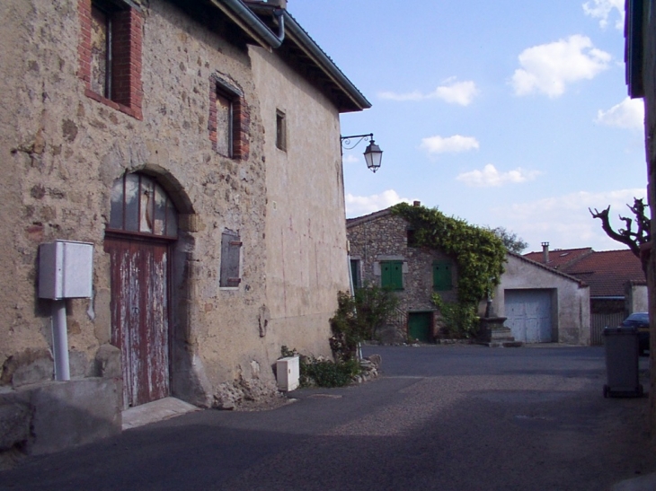 Grange à Lézigneux