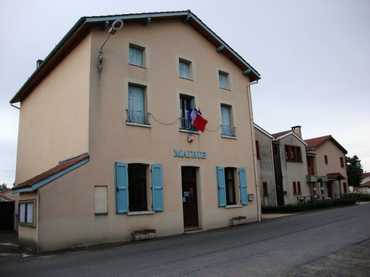 Marclopt (42210) mairie (ancienne école) avec école actuelle à droite de la mairie