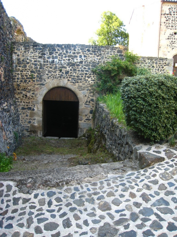Passez cette prte et entrez dans la cave du 13ème siècle, la seule visitable du site... Creusée dans la roche et le basalte, de taille régulière ... - Montverdun