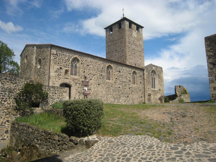 L'église Saint Porchaire ... Mélange de style roman et gothique ... Avec son clocher rythmant la vie des Montverdunois ...