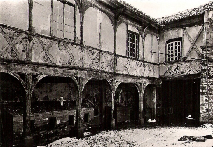 La galerie typiquement forézienne de 1442 bien avant sa restauration ... - Montverdun