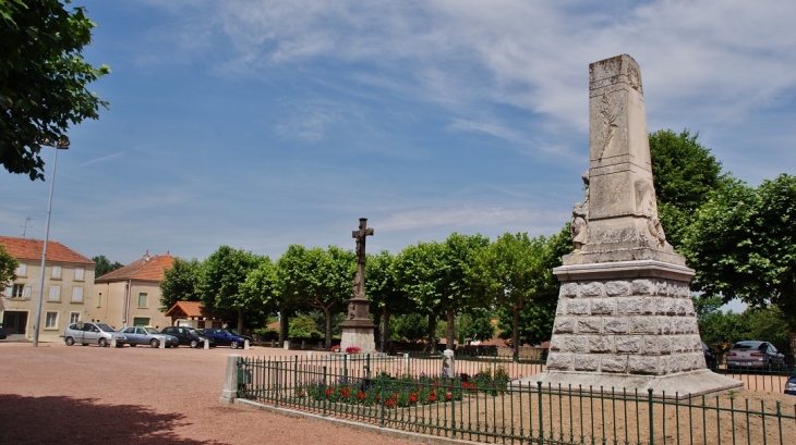 Monument aux Morts - Saint-André-d'Apchon