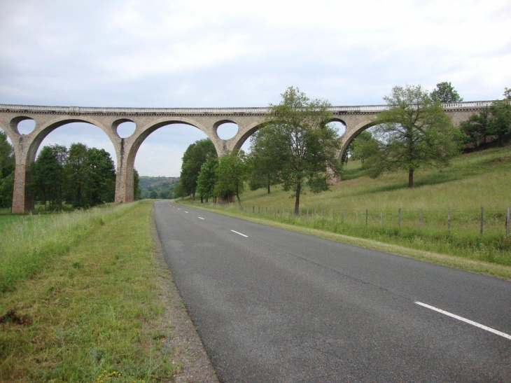 Saint-Georges-de-Baroille (42510) pont-viaduc
