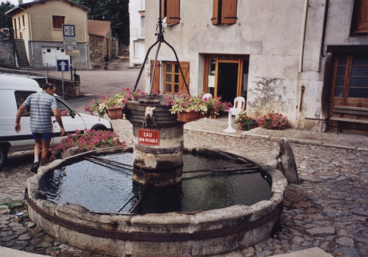 La fontaine, St-Just-En-Chevalet - Saint-Just-en-Chevalet