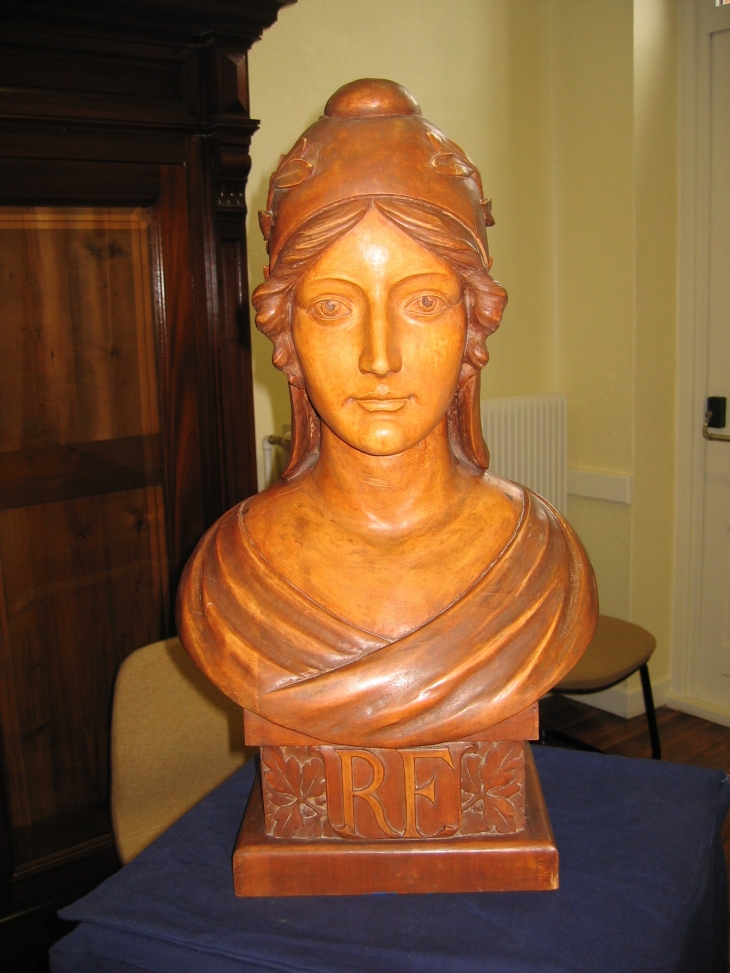 Marianne de la commune faite par un sculpteur local - Albigny-sur-Saône