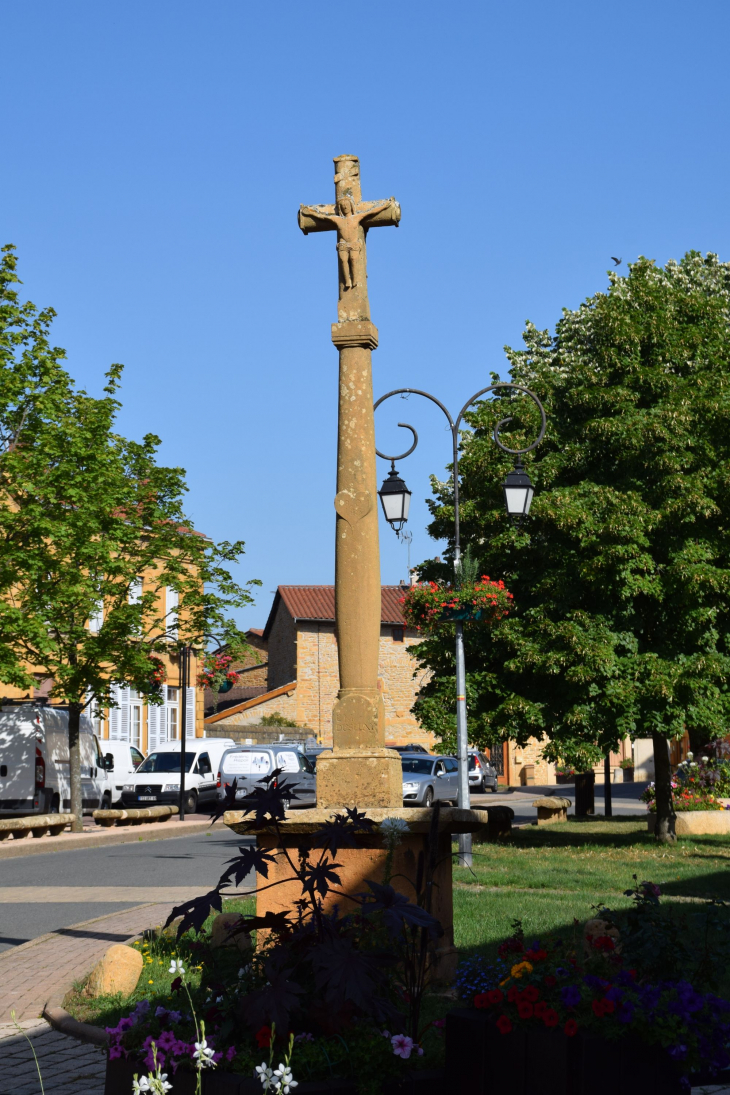 Croix dans village - Bagnols