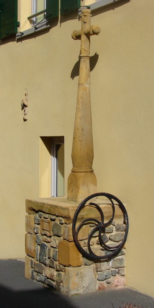 Croix sur puits (Mur de la Mairie) - Bibost