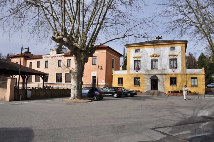 Place de la mairie - Cailloux-sur-Fontaines