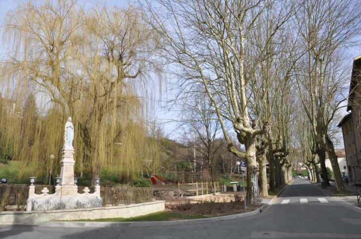 Statu de la vierge et le parc pour enfants - Cailloux-sur-Fontaines