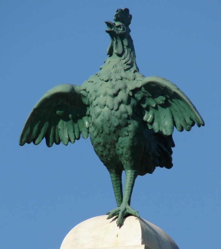 Le Coq perché sur le Monument aux Morts - Charbonnières-les-Bains