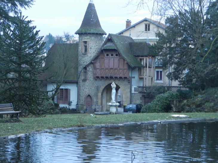 APRES UN BON REPAS PROMENADE DANS  LE PARC - Grigny