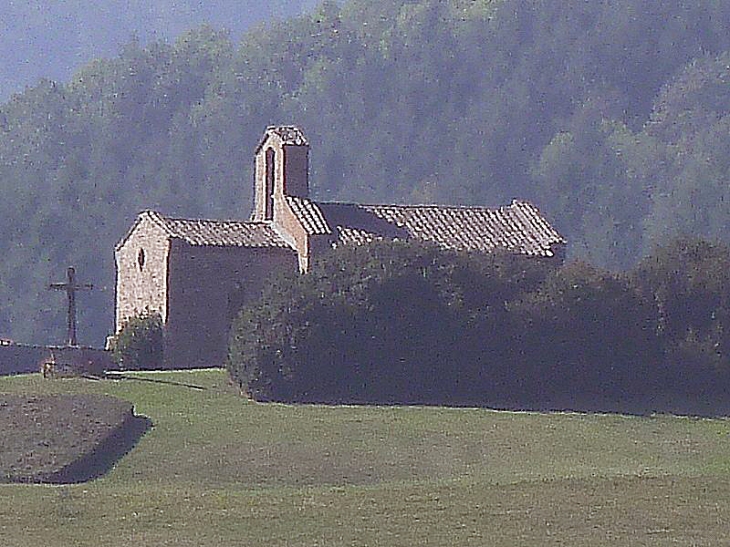 La chapelle privée de Vâtre vue deloin - Jullié