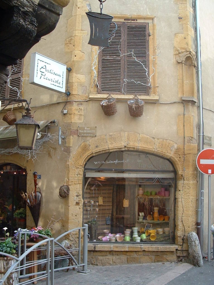 Une façade de la rue Pierre Brossolette - L'Arbresle