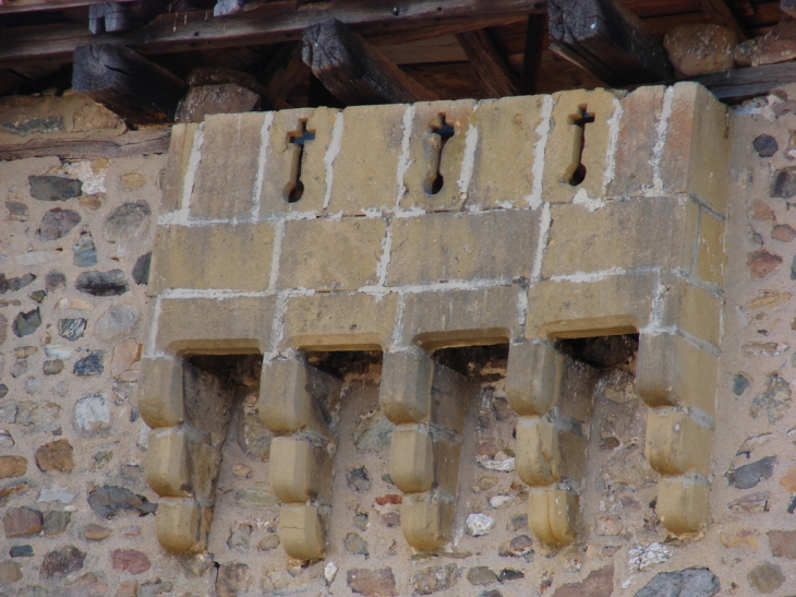 Les Mâchicoulis de l'Eglise Saint-Pancrace - Le Breuil