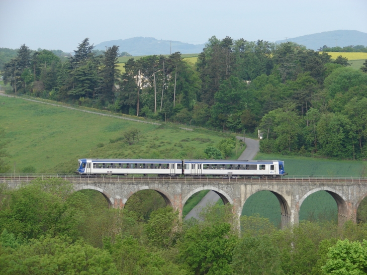Le train sur le Viaduc - Lentilly