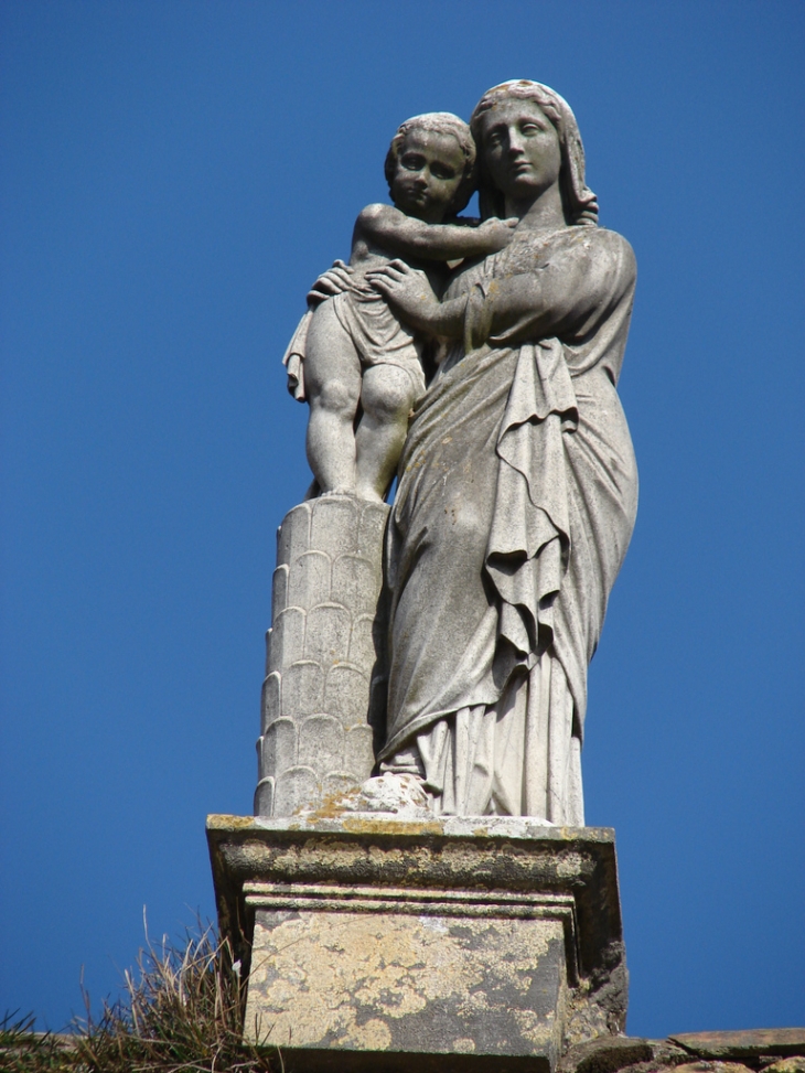 La Vierge surmote le Portail du Château - Lissieu