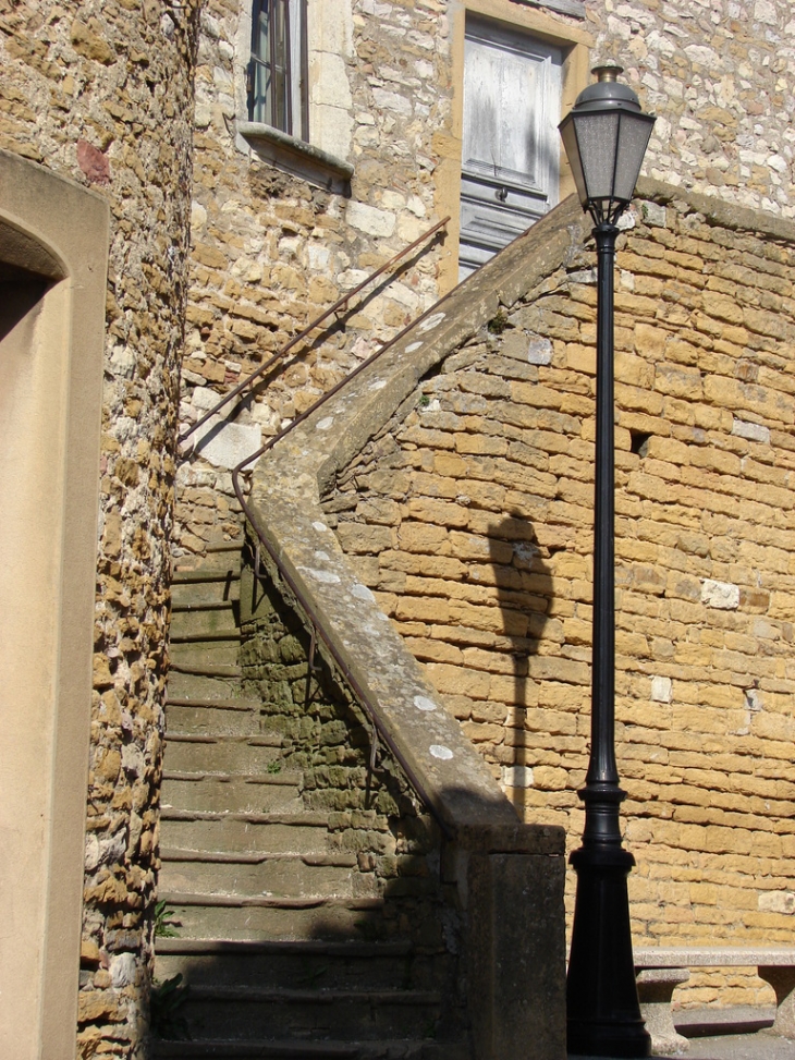 Escalier (Derrière la grosse tour) - Lissieu