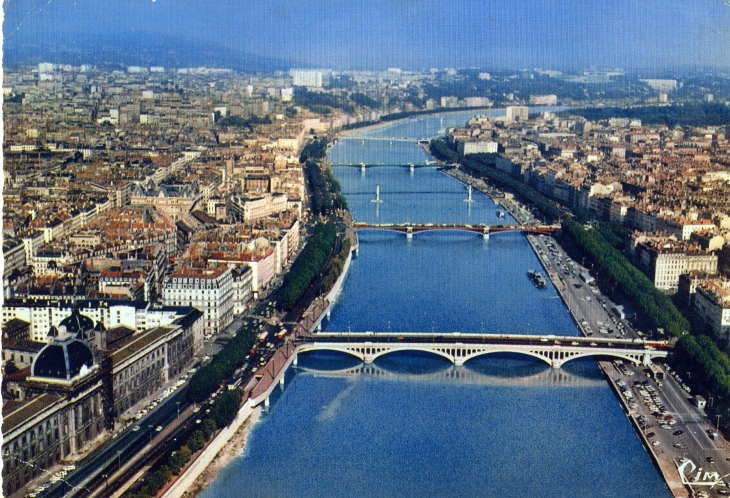 Vue aérienne de la ville et du rhône (carte postale de 1968) - Lyon