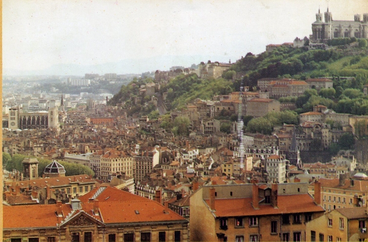 Vieux Lyon. Panorama de Saint Jean à Fourvières (carte postale de 1990)
