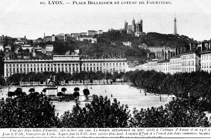 Place Bellecour et coteau de Fourvière, vers 1920 (carte postale ancienne). - Lyon