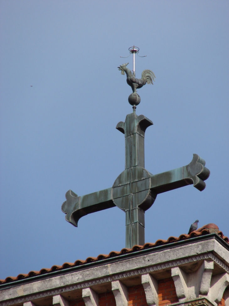 Une Croix Grecque surmonte le Clocher - Montrottier