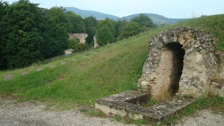 Vestiges de l'aqueduc romain - Mornant