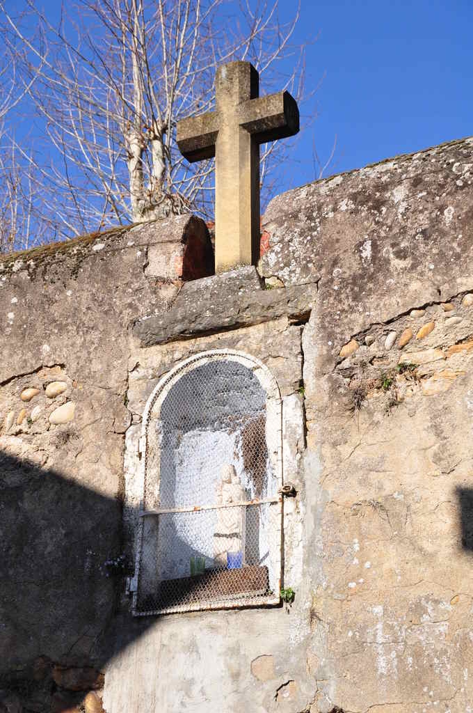 Croix et à l'angle d'une rue figurine - Rochetaillée-sur-Saône