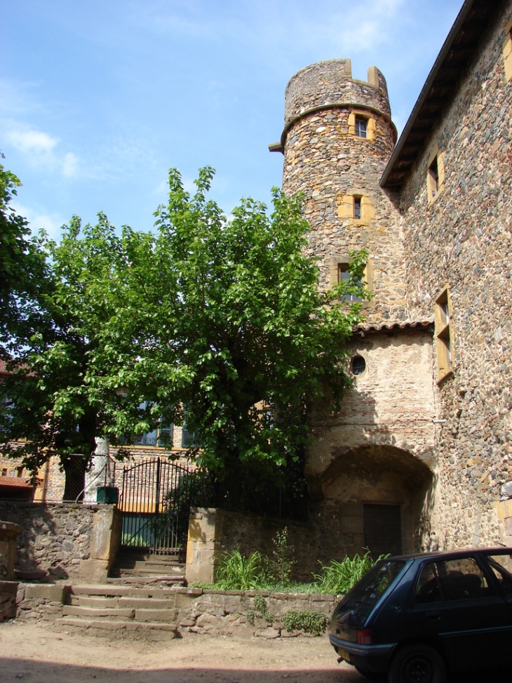 Une tour du château - Sain-Bel