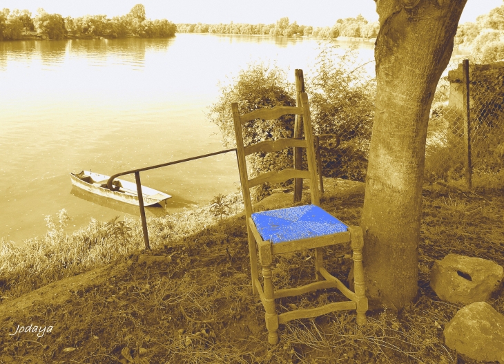 Saint-Georges-de-Reneins. Port Rivière. Chaise bleue.