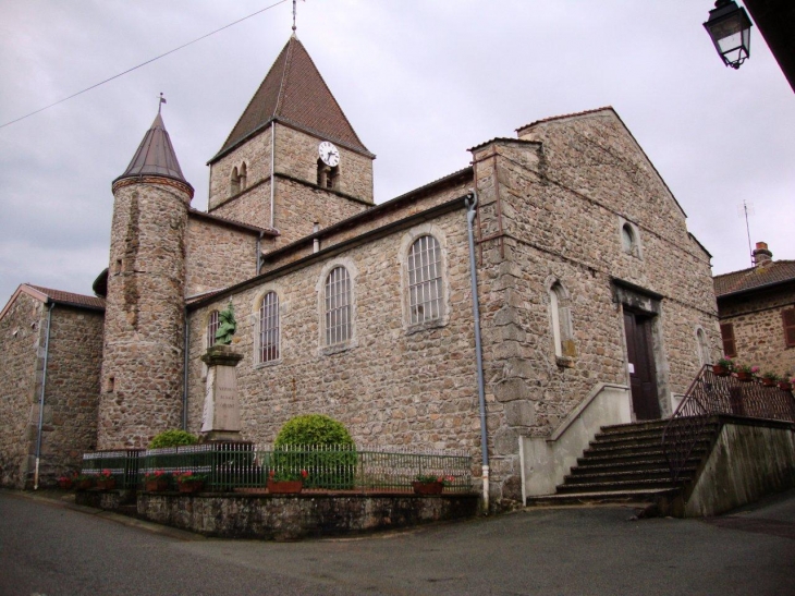 Saint-Jacques-des-Arrêts (69860) l'église avec l'escalier d'entrée