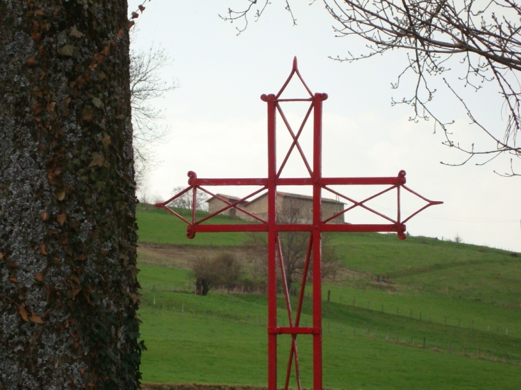 Croix rouge au loin hameau du Pavé - Sainte-Catherine
