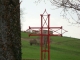 croix rouge au loin hameau du Pavé