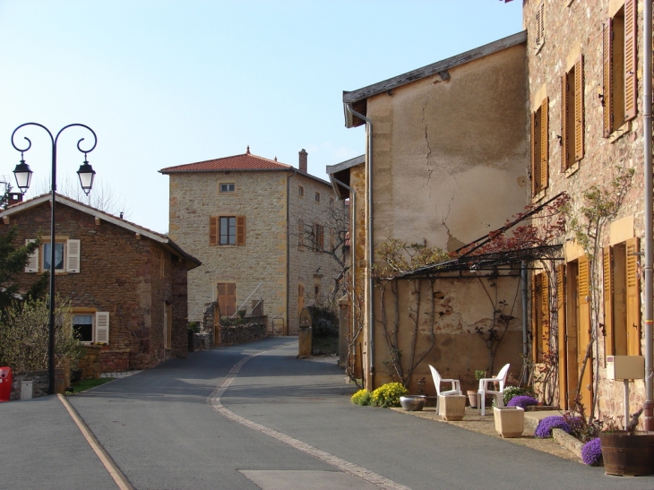 Une Rue du Village - Sainte-Paule