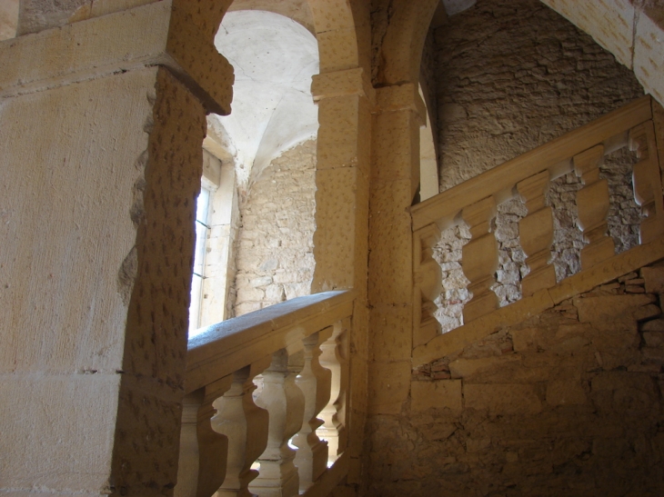 Bel escalier au château de Rochebonne - Theizé