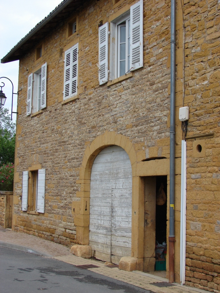 Une façade en pierre dorée - Theizé