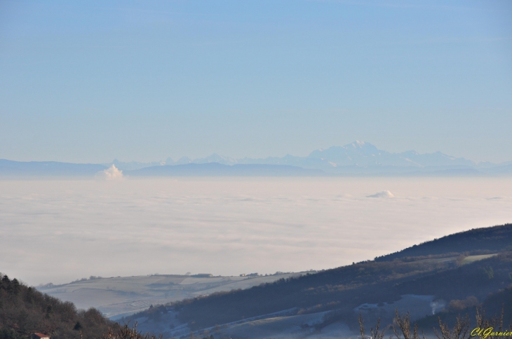Mer de nuages depuis le village sur la vallée de l'Yzeron