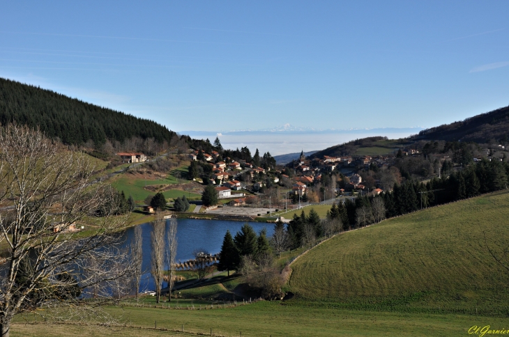 Lac du Ronzey - Le village & la chaîne des Alpes ( Le Mont-Blanc ) - Yzeron